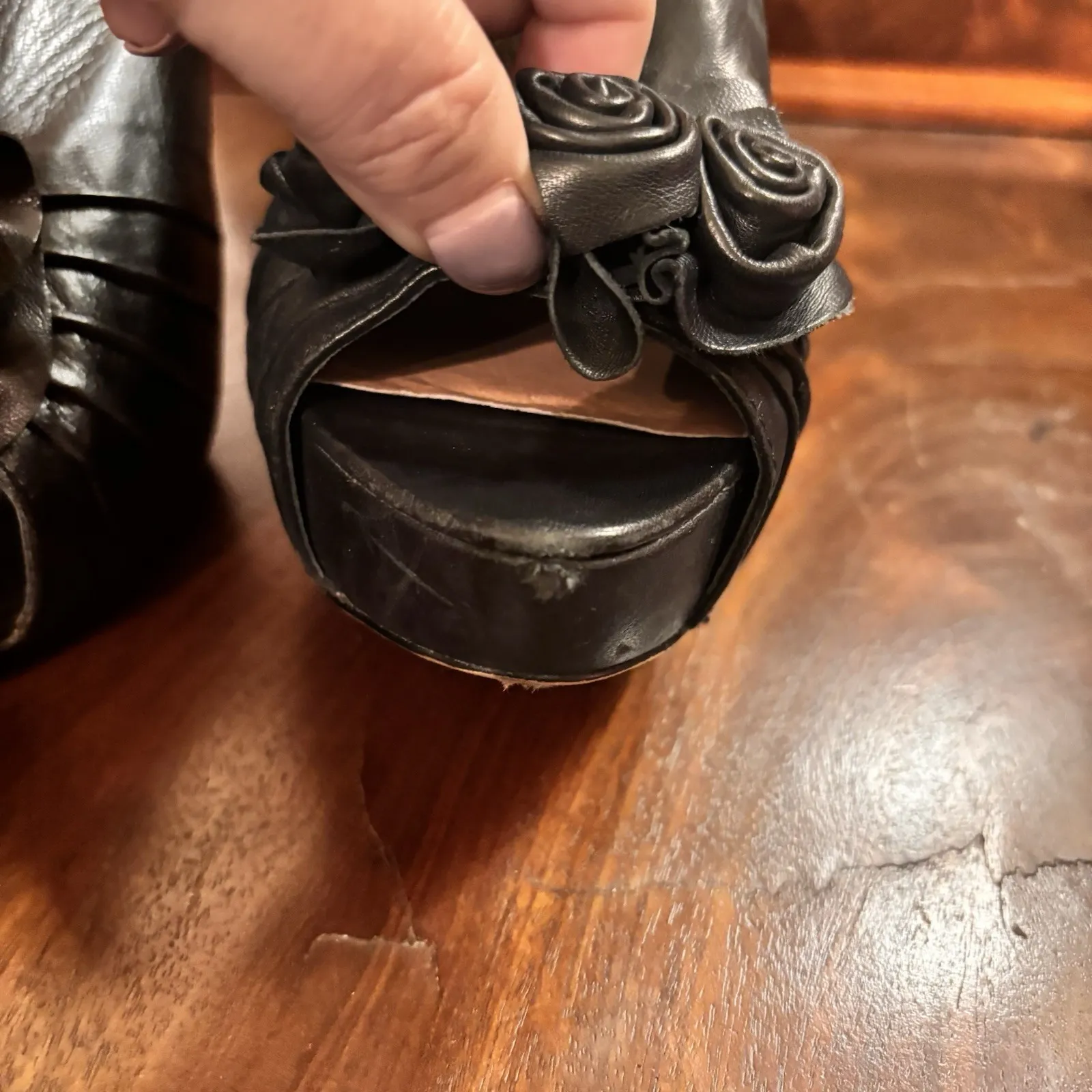 Vince Camuto Black Leather Peep Toe Heels Rose Appliqué Platform Size 7.5 - Image 5