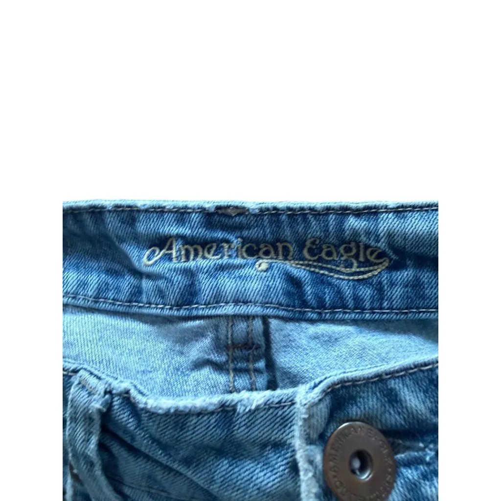 AMERICAN EAGLE Light Wash Distressed Tomgirl Jeans Size 2 Blue - Image 3