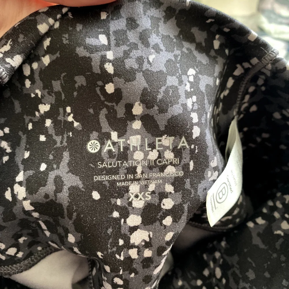 ATHLETA Salutation Stash Pocket II Capri 569824 Black Print Size XXS Leggings - Image 5