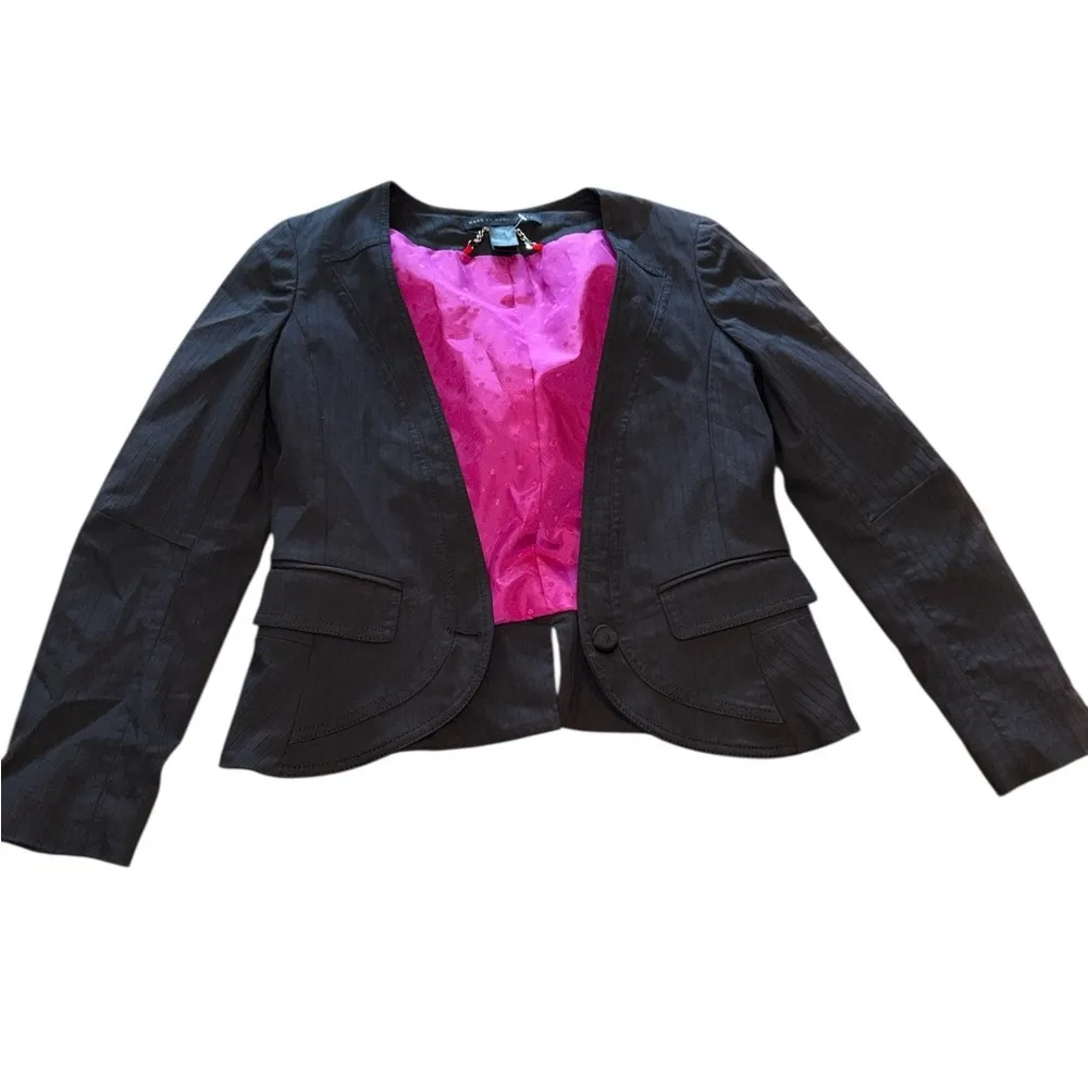 Marc Jacobs Black Fitted Blazer – Size 0 with Satin Pink Lining - Image 2