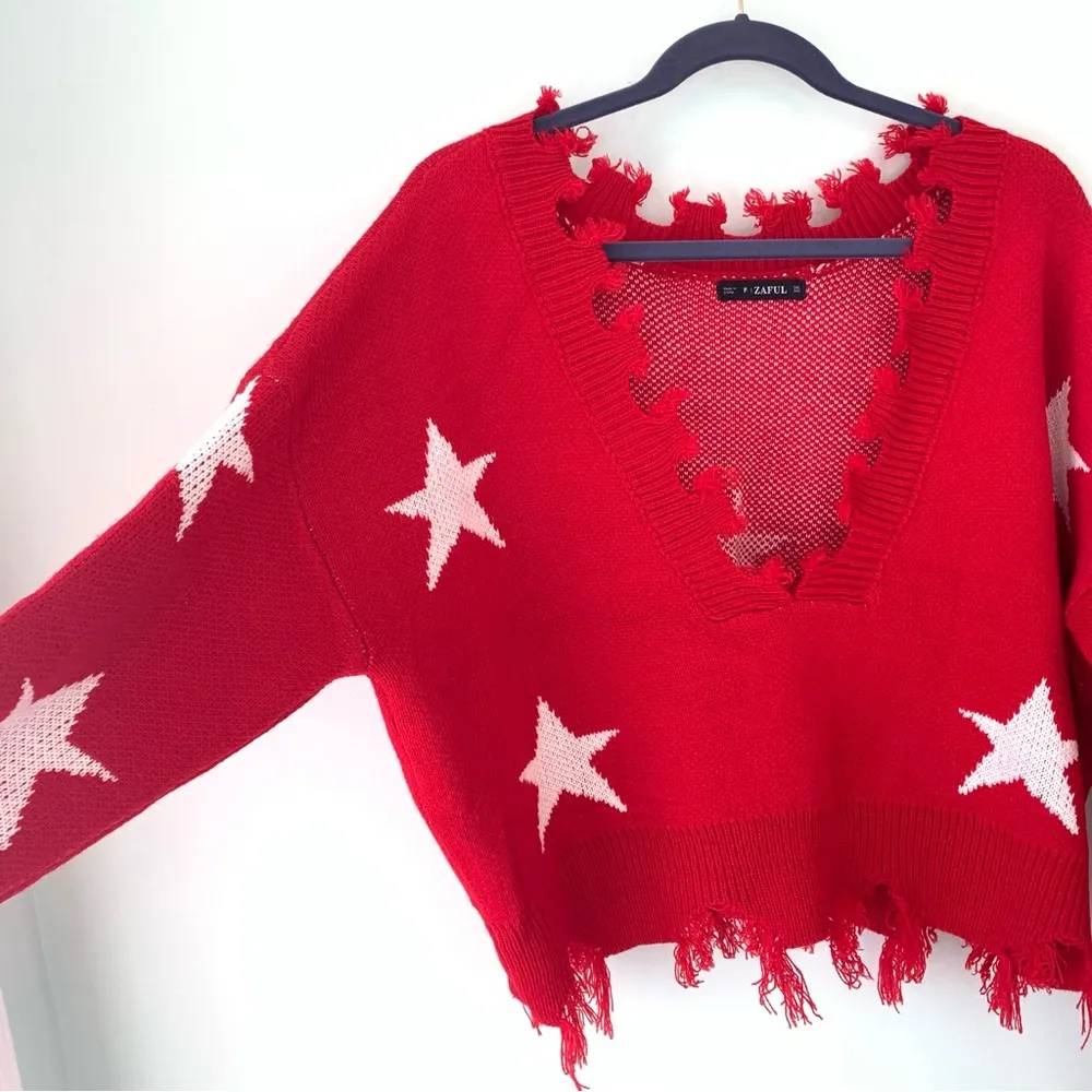 Zaful Red White Distressed Star Deep V Neck Oversized Cropped Sweater One Size - Image 4