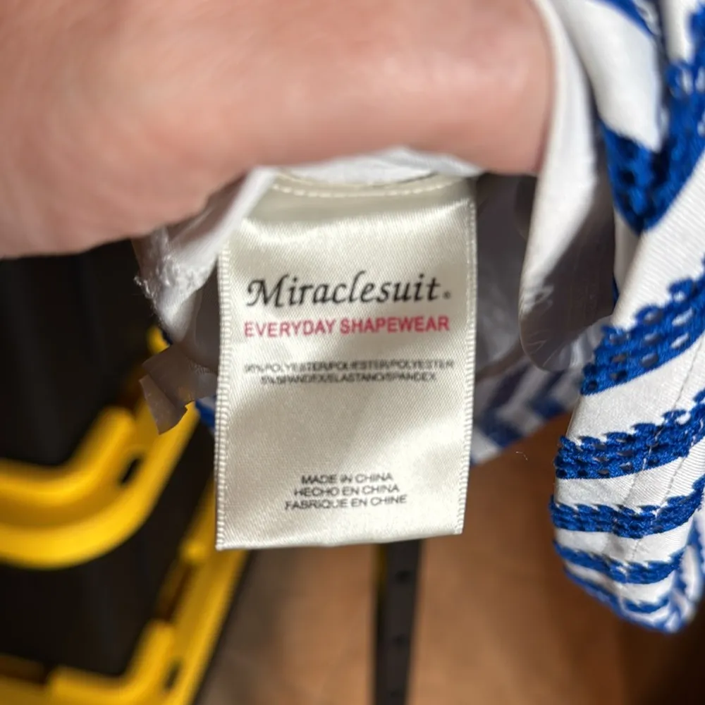 Miraclesuit Everyday Shapewear Blue & White Fitted Cap Sleeve Blouse Size Small - Image 7