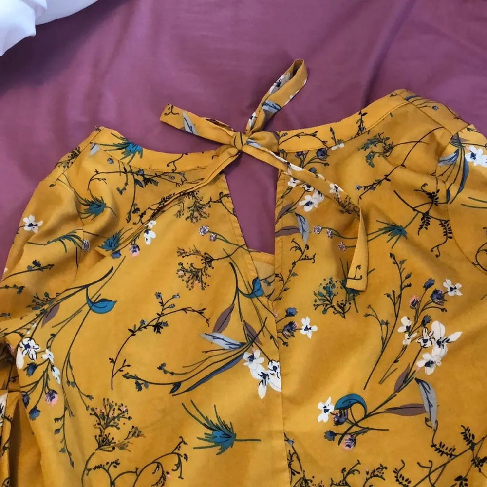 GOLD YELLOW FLORAL V NECK TOP TIE BACK - Image 4