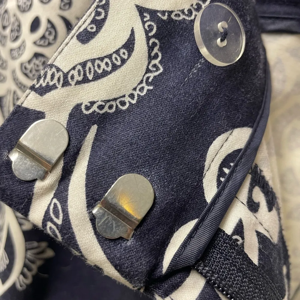 navy/white large flower capri pants size 8 - Image 4