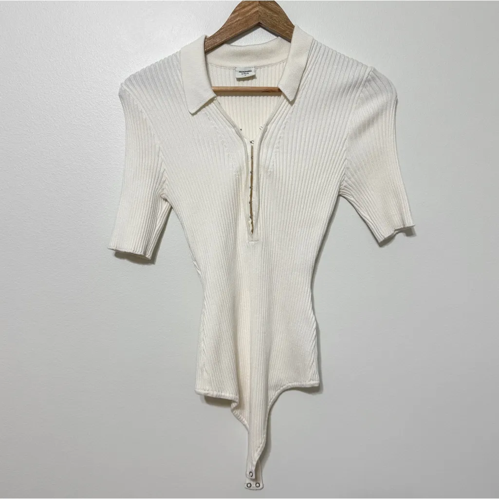 Abercrombie & Fitch Knit Ribbed Hook-and-Eye Short-Sleeve Bodysuit Size Medium - Image 2