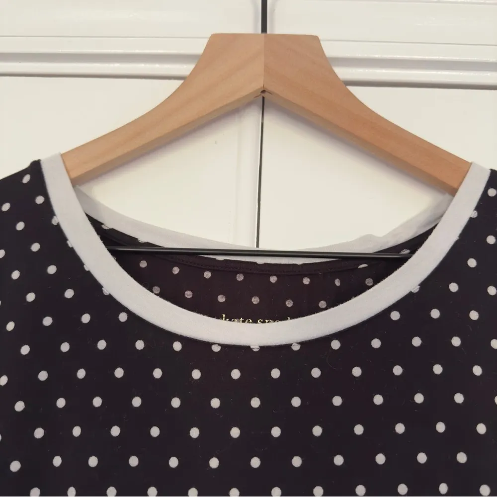 Kate Spade Polka Dot Ruffle hem T-shirt crew neck short sleeve top black white - Image 4