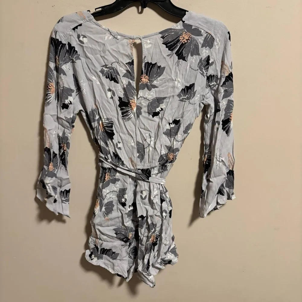 ASTR The Label Floral Romper Gray Poppy Shorts Tie Waist- Size XS - Image 8