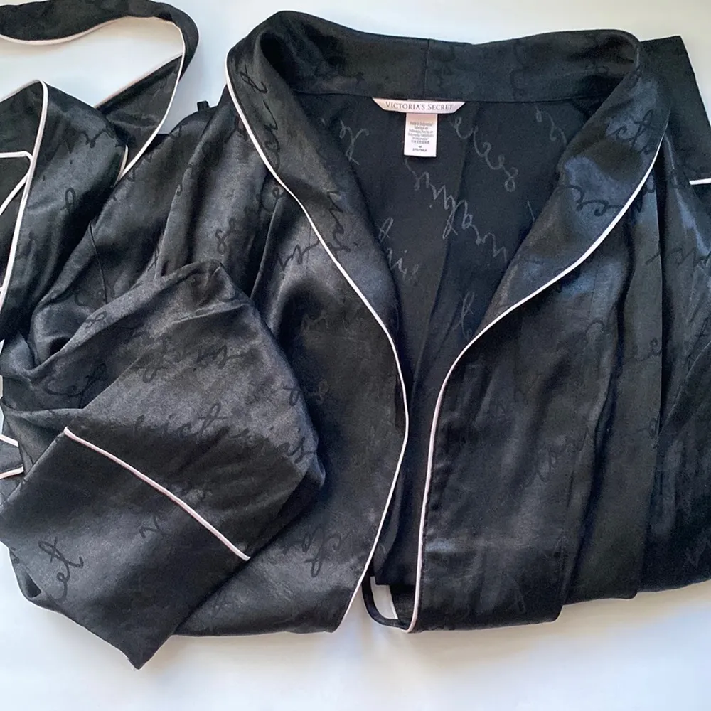 NWOT Victoria’s Secret black satin logo wrap pj jacket, size M - Image 6