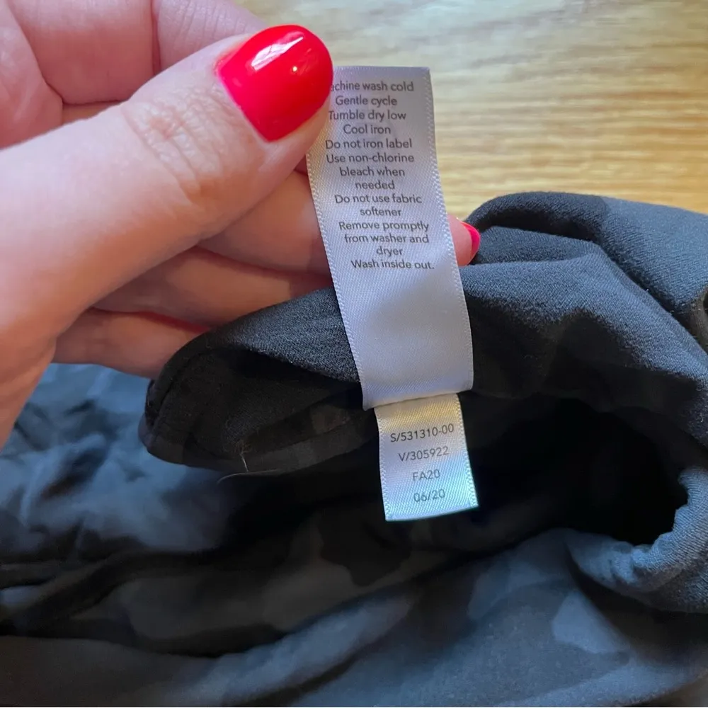 Athleta Elation 7/8 tight in gray camo print size small tall - Image 5