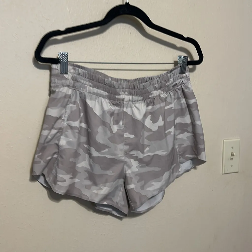 Athleta 3” Hustle Shorts Taupe Camo‎ Size Large - Image 4