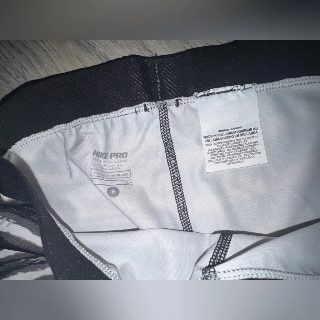 Nike Pro Women's Small Capri Length Compression Athletic Leggings Tiger Striped - Image 7