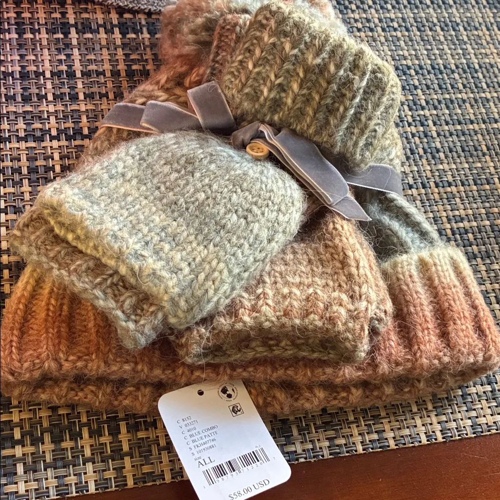 Free people rainbow run hat and mitten set NWT - Image 2