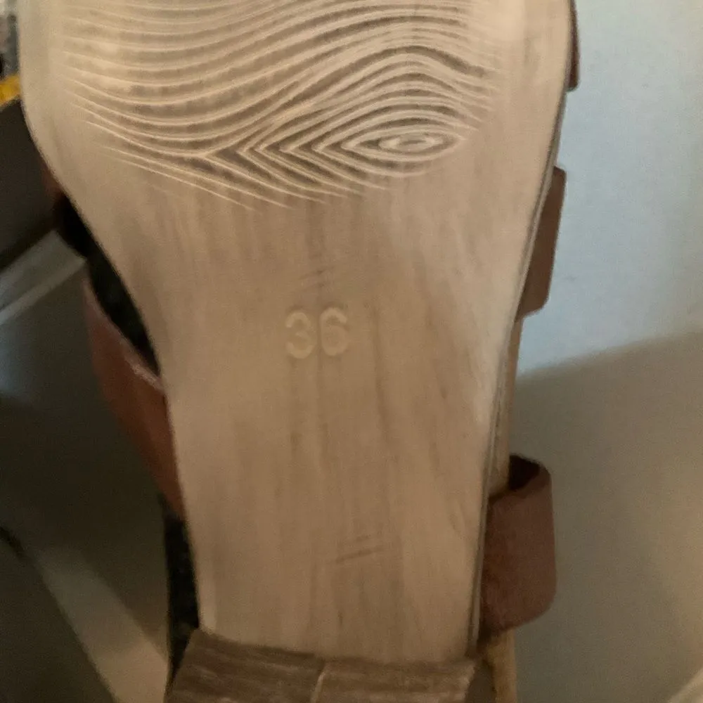 NWB  Black Brown Sandals - Image 9