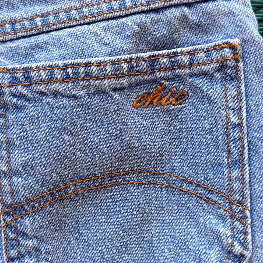 Vintage Chic High Waisted Denim Shorts Size 6 Made in USA 80s 90s Light Wash Blue - Image 5