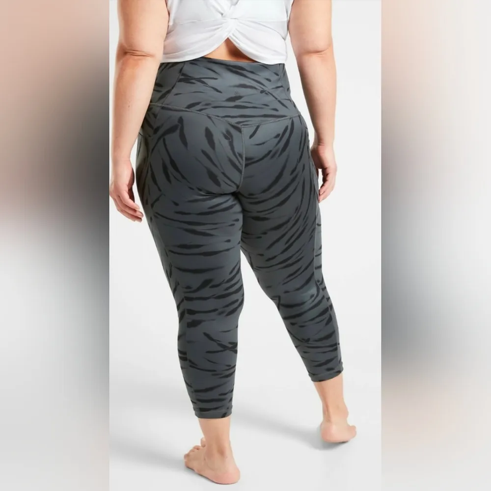 Athleta Zebra Anthracite Grey Salutation Stash Pocket 7/8 Tight Size LT - Image 3