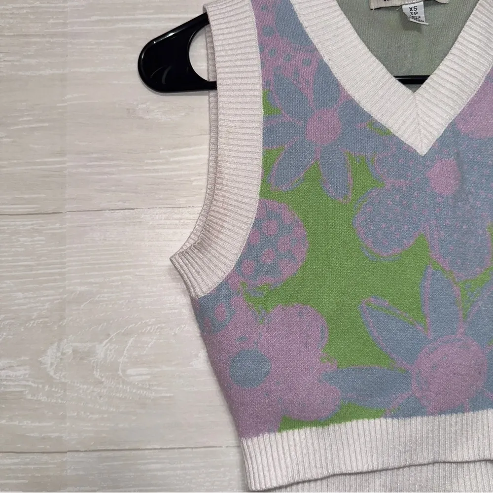 Urban Outfitters Women's Sleeveless Floral Print Cropped Sweater Vest size XS - Image 3
