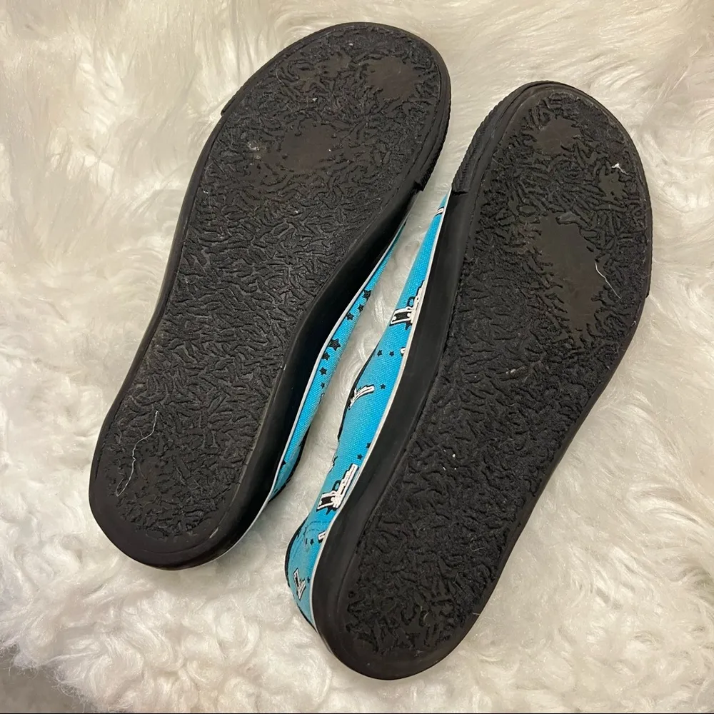 Well Worn unique hand gun graphic Slip on shoes - Image 5