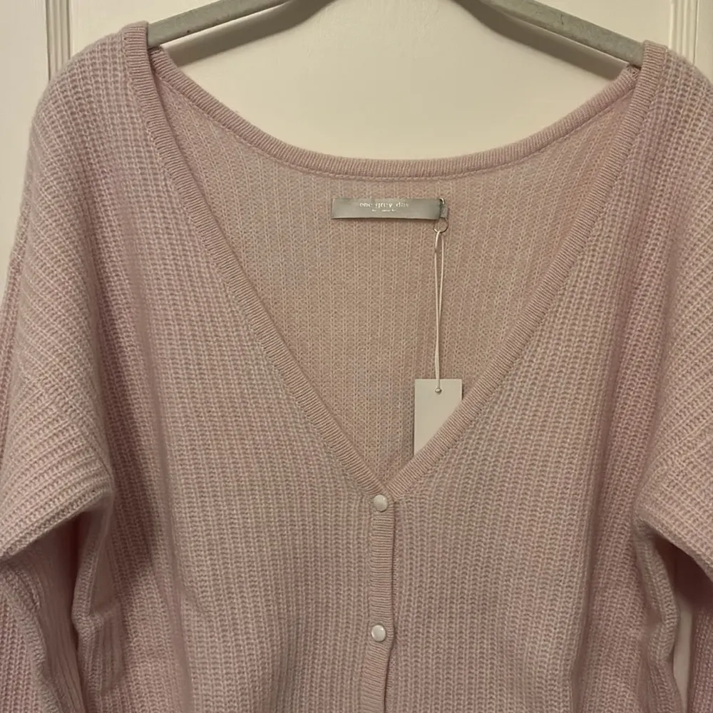 Revolve One Grey Day 100% pale pink cashmere vneck cardigan large NWT - Image 2