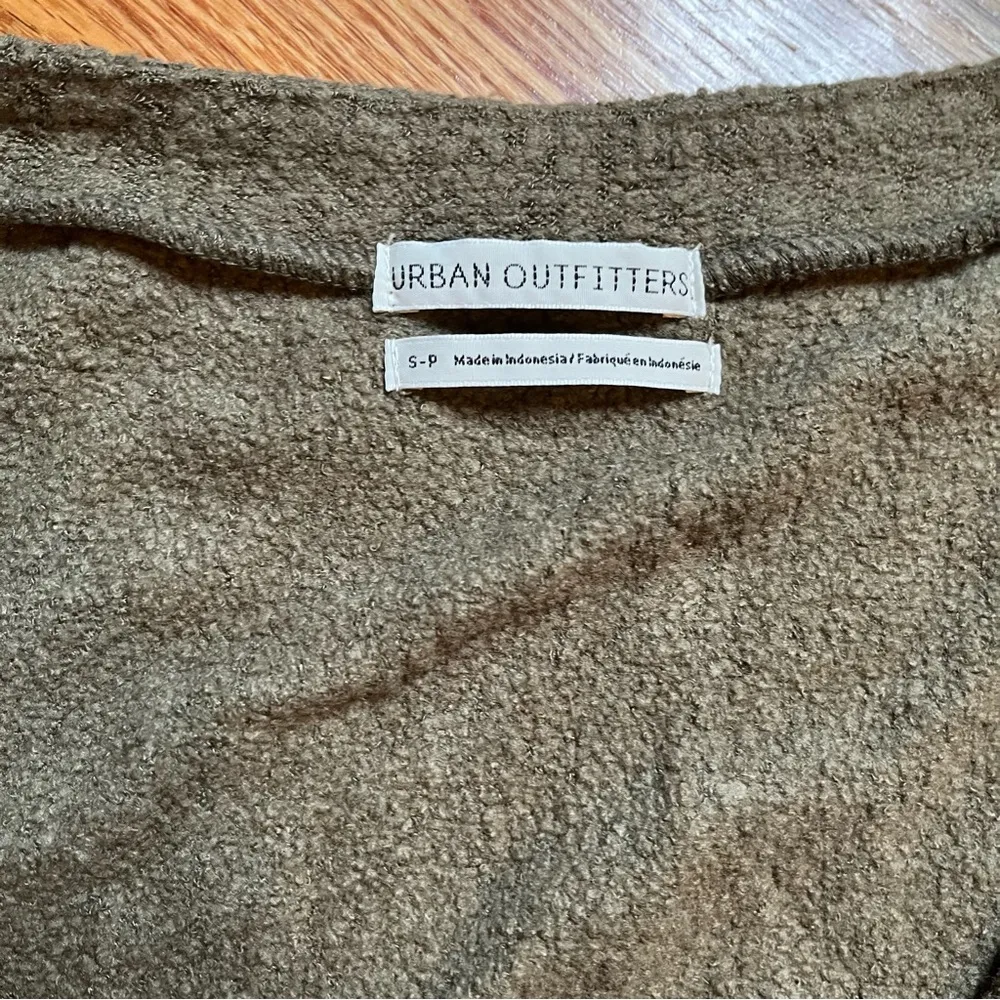 Urban Outfitters moss green boucle cardigan sweater size small - Image 3