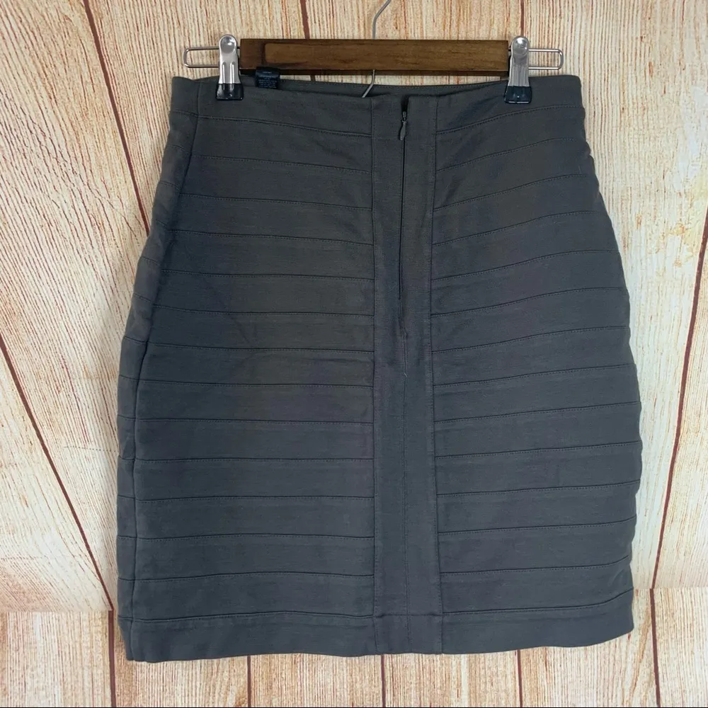 Express Mini Stretchy Pencil Skirt Size 4 Office attire - Image 2