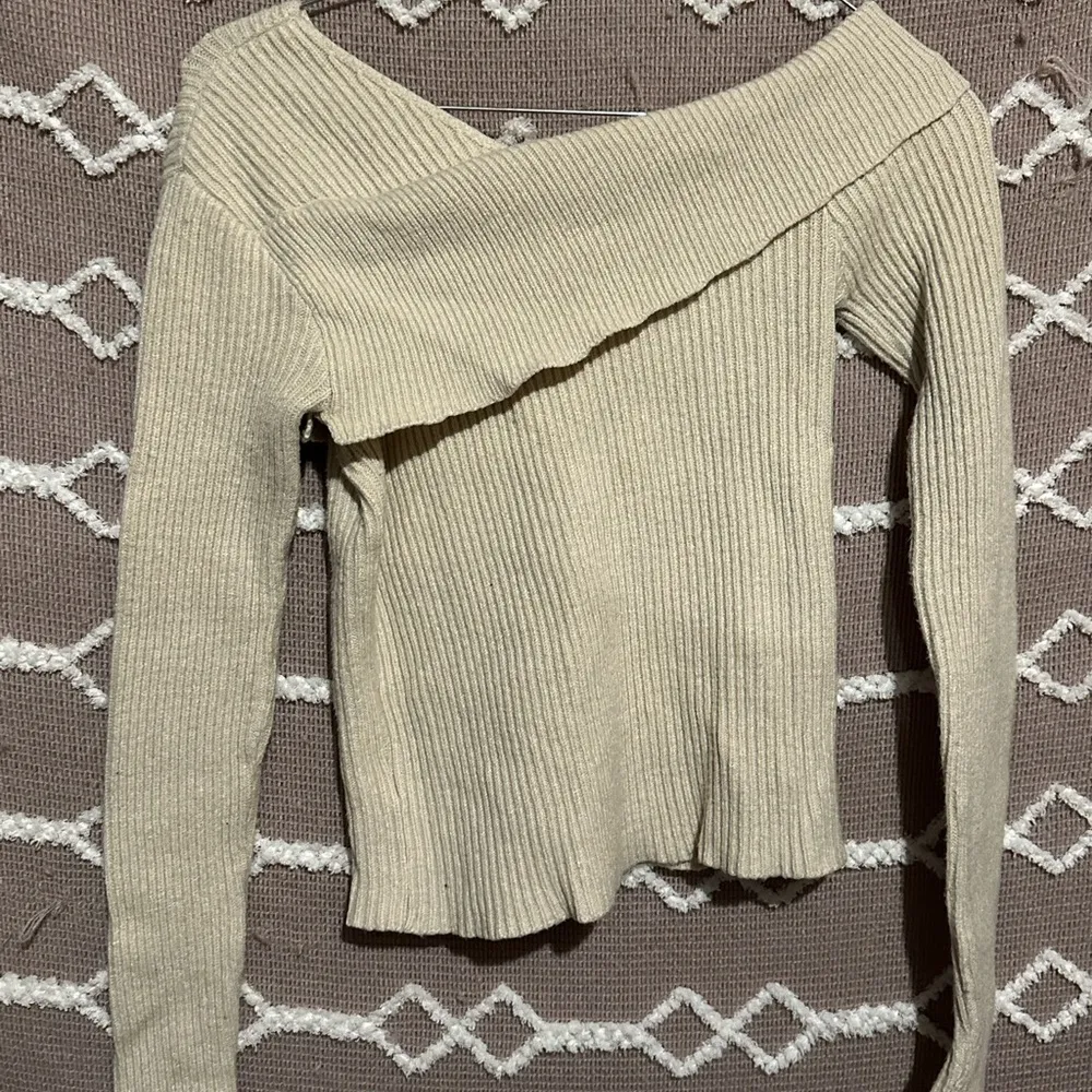 Cute Size Small Cream Wrap Sweater fits xs/s - Image 4