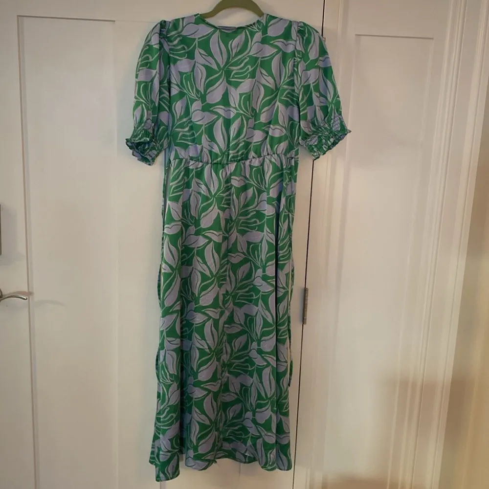 Green Leaf Print Midi Dress Size 6 - Image 6