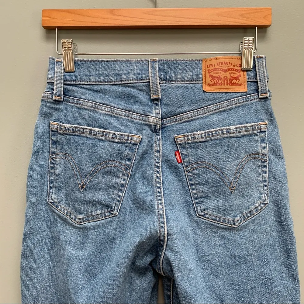 Levi’s High Rise Mom Jeans Distressed Blue 26 - Image 8