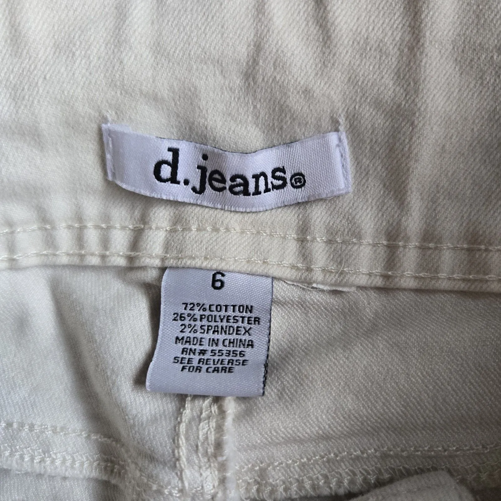 d.jeans Womens Off White Denim Stretchy Capris Sz 6 Mid Rise Triple Button Jeans - Image 4