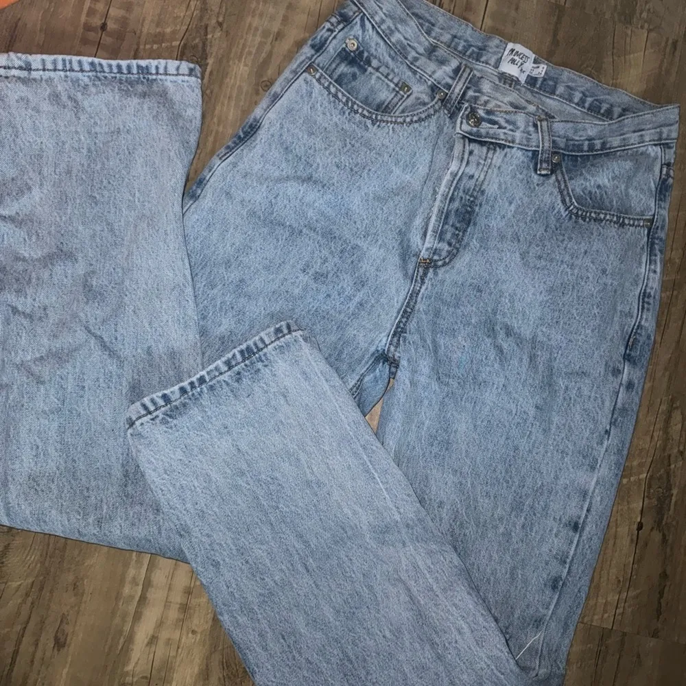 Princess Polly HOLLY Highrise ASYMMETRIC RIPPED LEG JEANS LIGHT WASH DENIM - Image 8