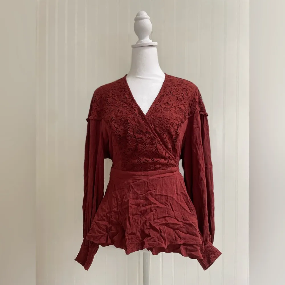 TORRID Crinkle Gauze Lace Inset Surplice Top Tie Wrap in Madder Brown Size 1 - Image 5