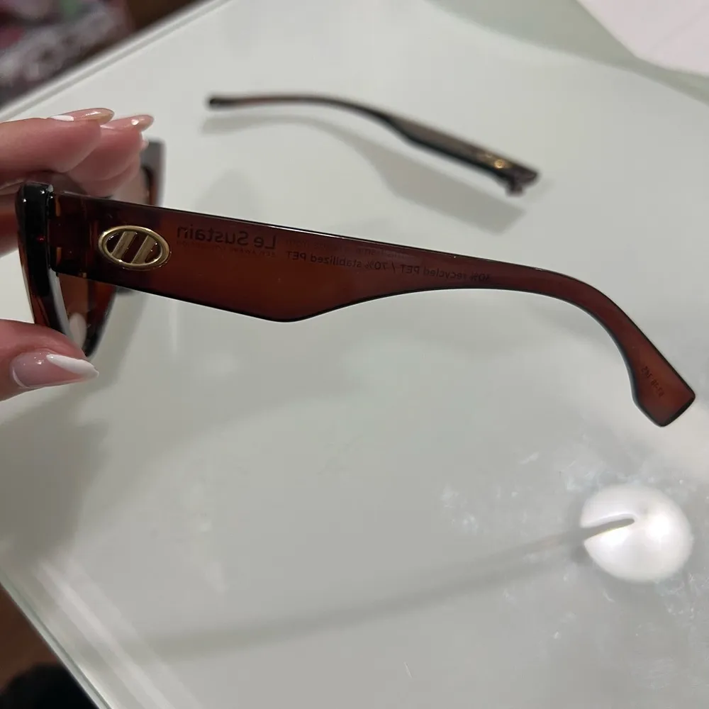 FLAWED Le Specs Brown Eye Trash Sunglasses $79 - Image 3