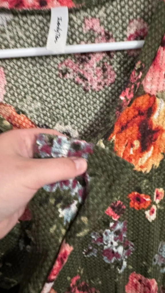 Twenty Ten Dark Green & Floral Waffle Knit Top Women's Size Small Rounded V-Neck - Image 2