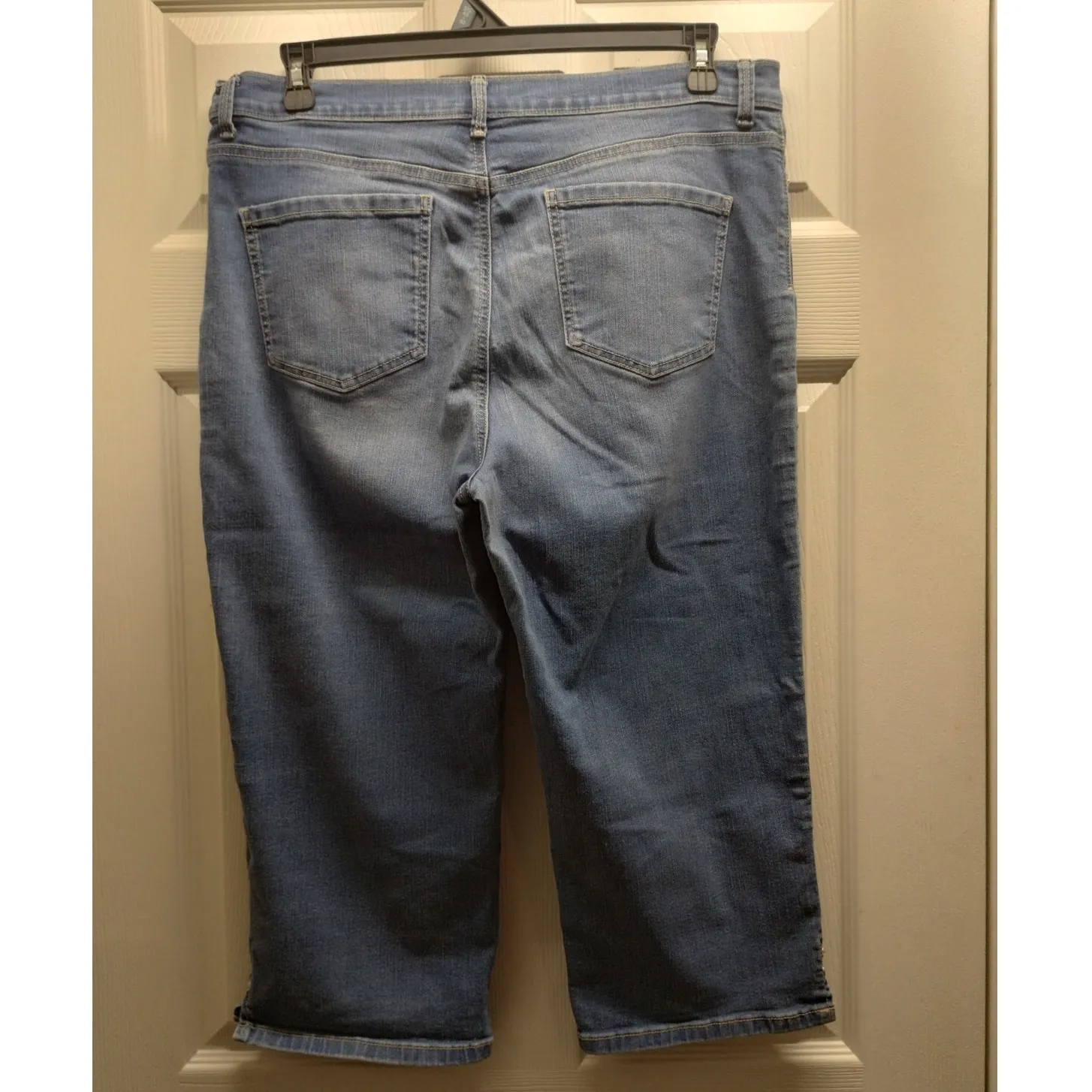 Gloria Vanderbilt Women's Size 16 Amanda High Rise Blue Denim Capri Jeans - Image 2