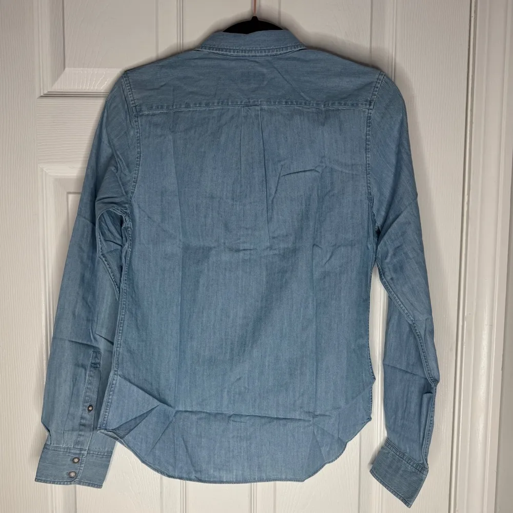 UNTUCKIT NWT Woman’s Alleanza Denim Chambray Button Down Top Pockets Size 2 Blue - Image 2
