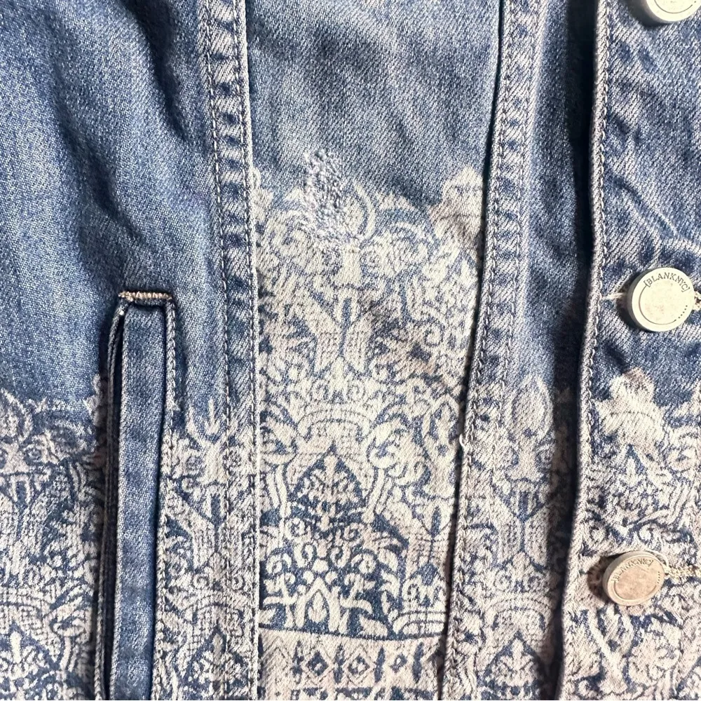 BlankNYC Women’s Denim Jacket Size Small Distressed Hem Paisley Print Jean Coat - Image 4