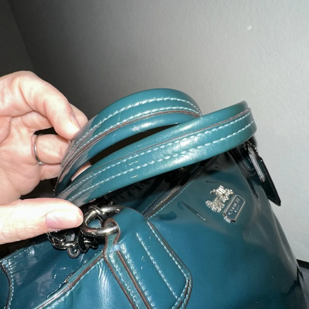 Coach Chelsea 18770 Hunter Green Patent Leather Chain Leather Straps Tote RARE - Image 8