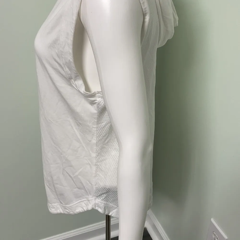 Reebok  WHITE SLEEVELESS MESH HOODIE MEDIUM - Image 8