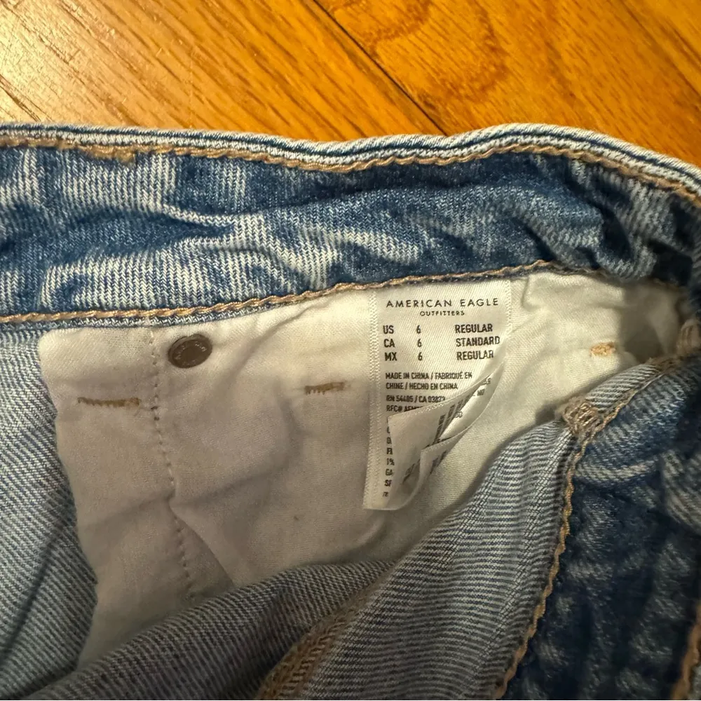 American Eagle Outfitters Ripped Mom Jeans Blue 6 regular - Image 5