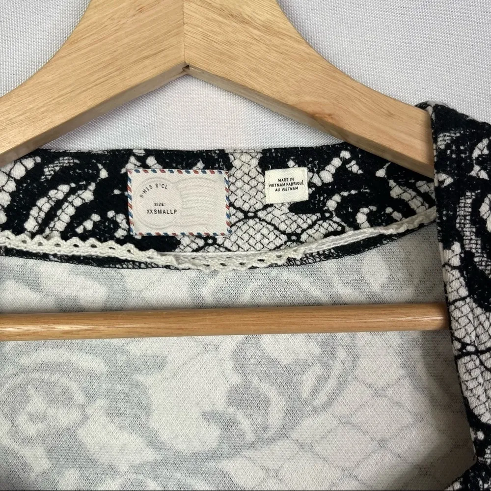 Anthropologie Postmark Black & White Lace Fitted Short Sleeve Blouse XXS - Image 3