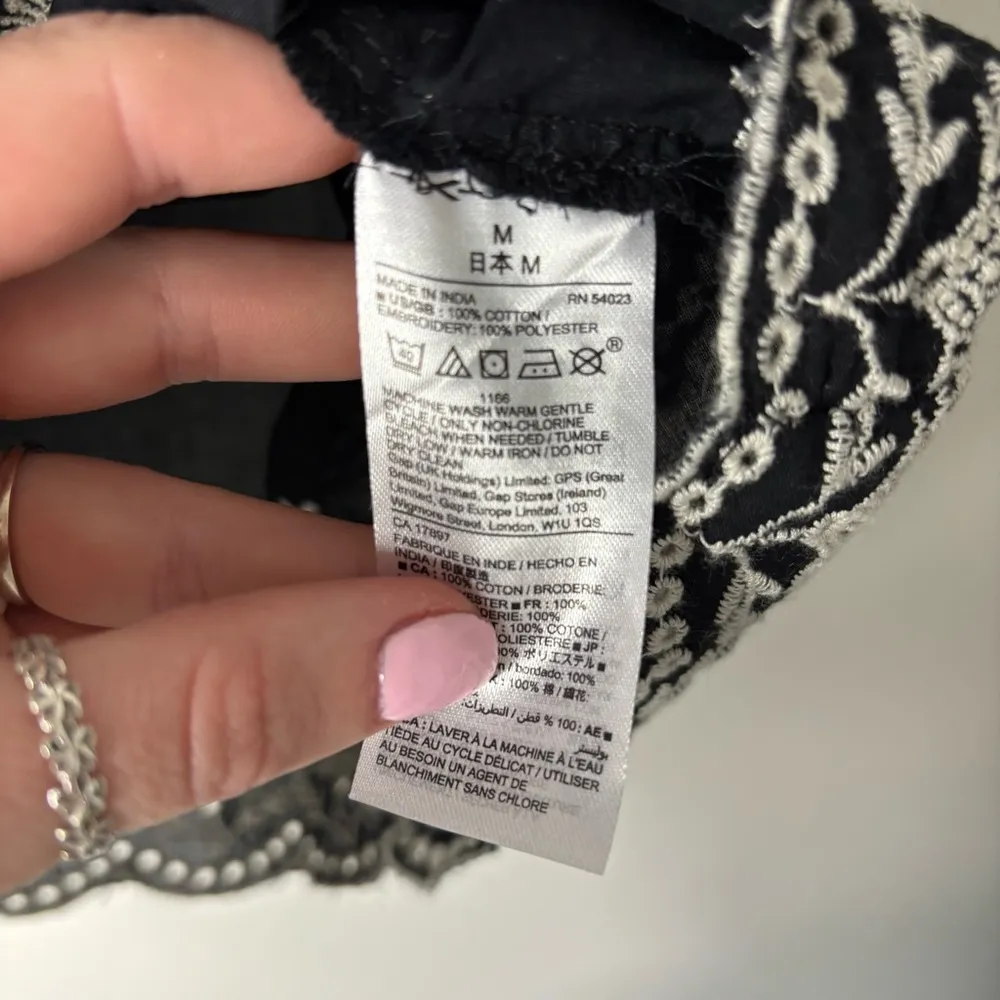 Gap Black and White Star Embroidered Women's Sleeveless Top size Medium - Image 5