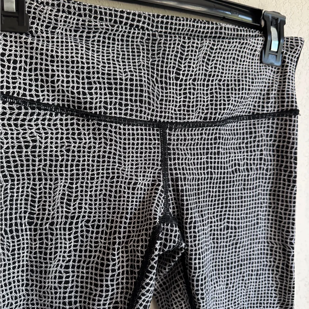 Lululemon Black White Print Legging Womens 6 Athletic Yoga Running Workout - Image 2