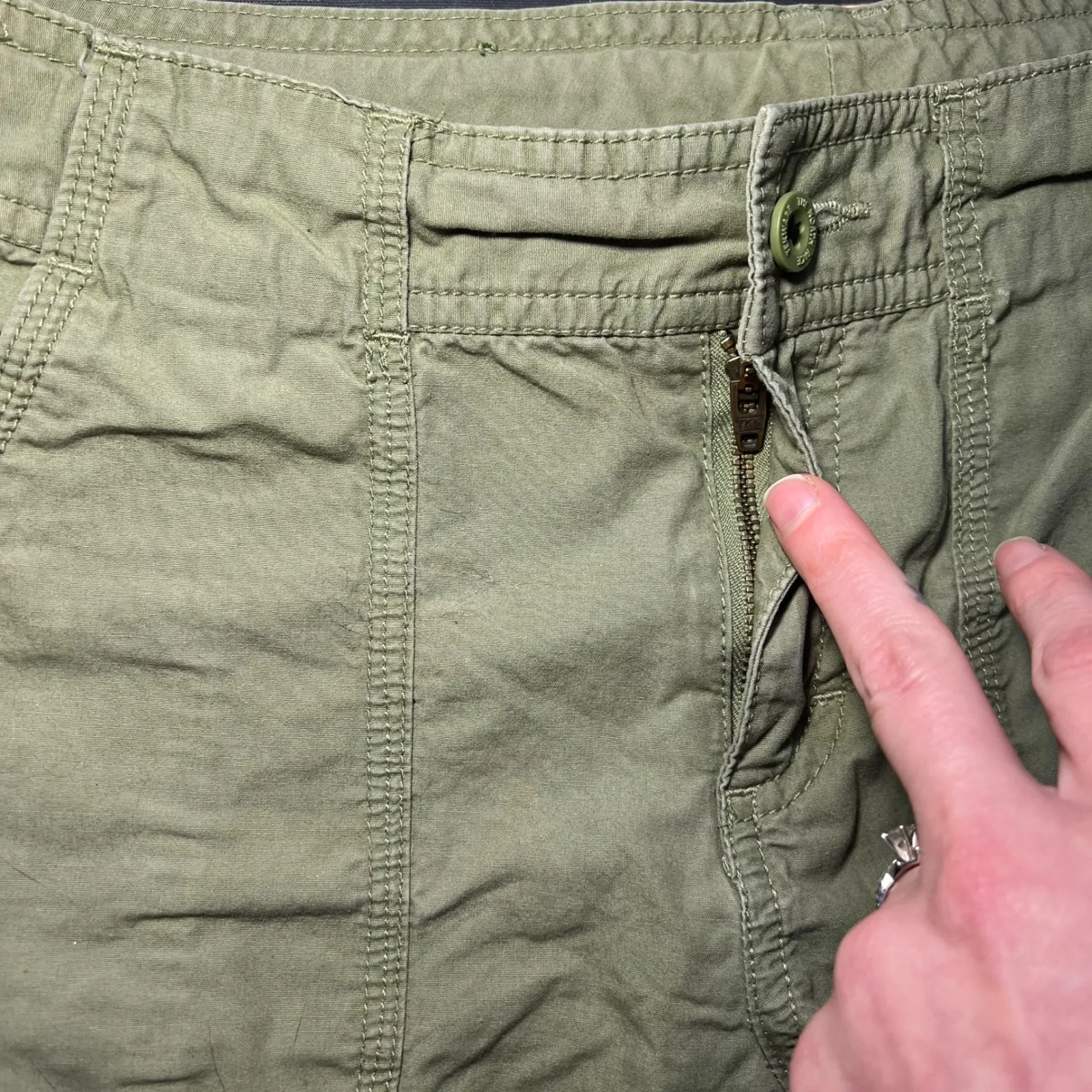 The North Face Olive Green Convertible‎ Roll Up Ankle Cargo Pants Womens 8 31x30 - Image 4
