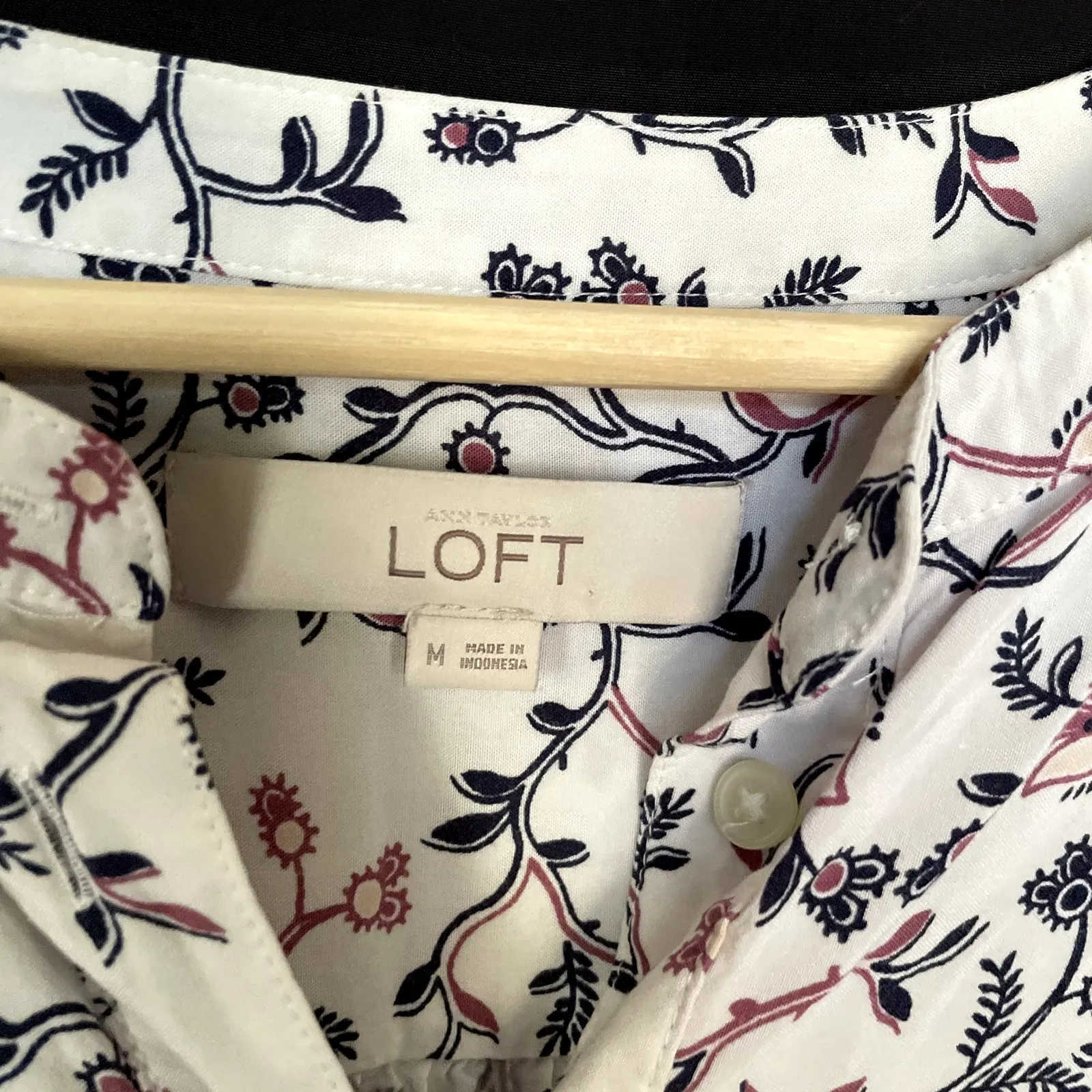 Ann Taylor LOFT floral blouse quarter zip pink white top women's size M light Size M - Image 3