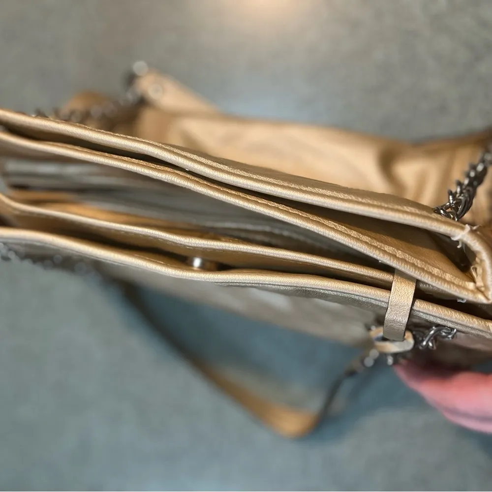 🔥 Sofia Vergara 🔥 Elegant Gold Quilted Chain Shoulder Bag - Image 4