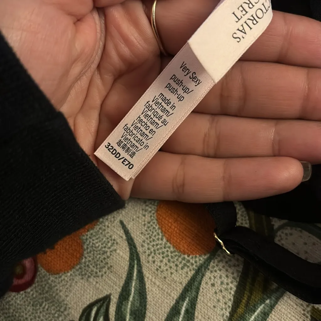 Victoria's‎ Secret Very Sexy Push up bra cherry embroidered - Image 4