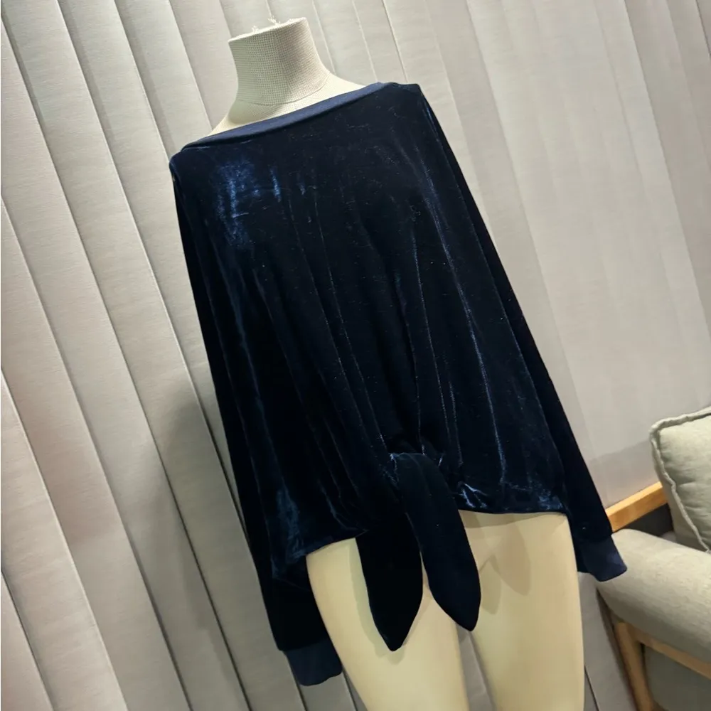 RDI navy velour tie front top ✨ - Image 7