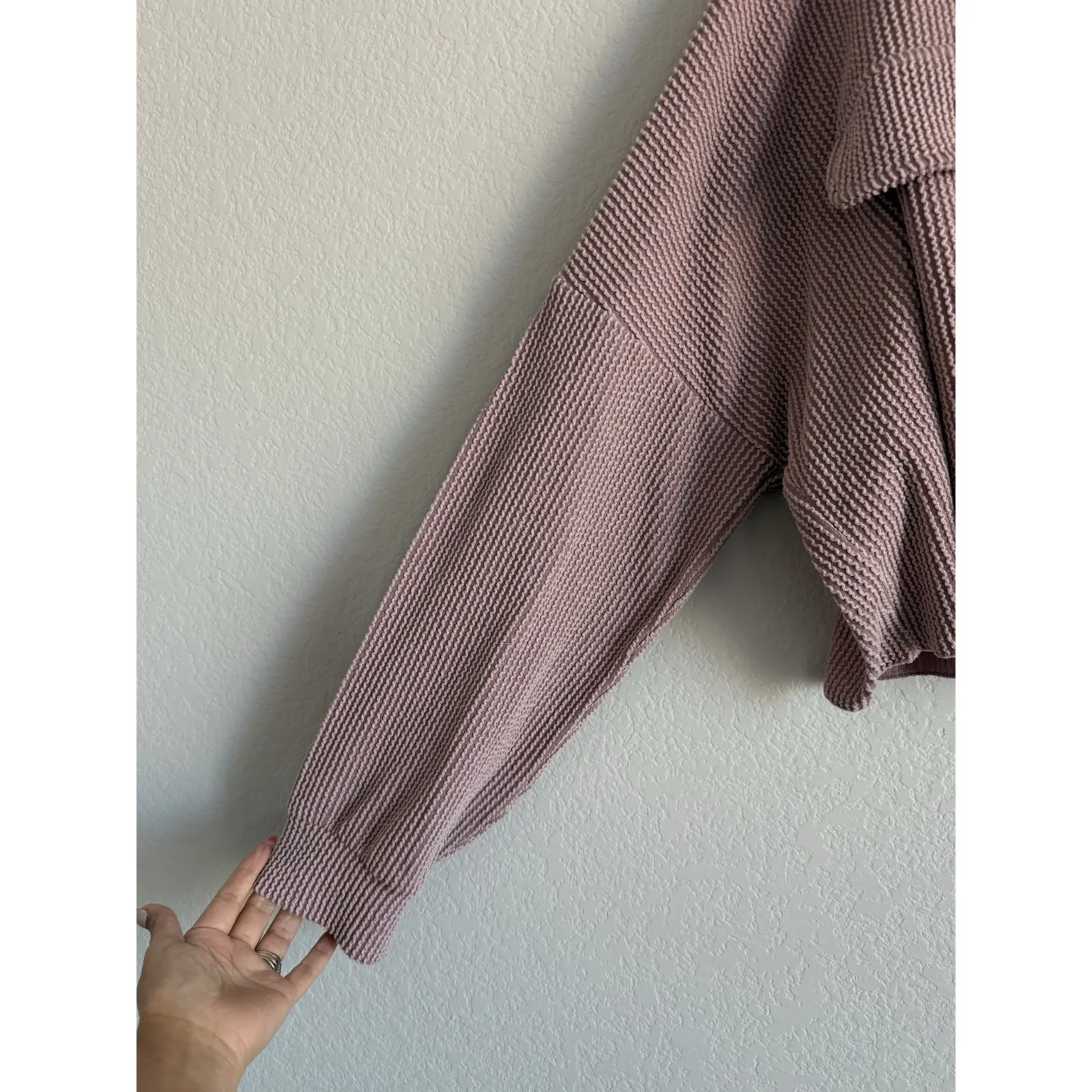 Altar'd State Cropped Long Sleeve Waffle Shirt Women's XL Button Up Mauve Collar - Image 5