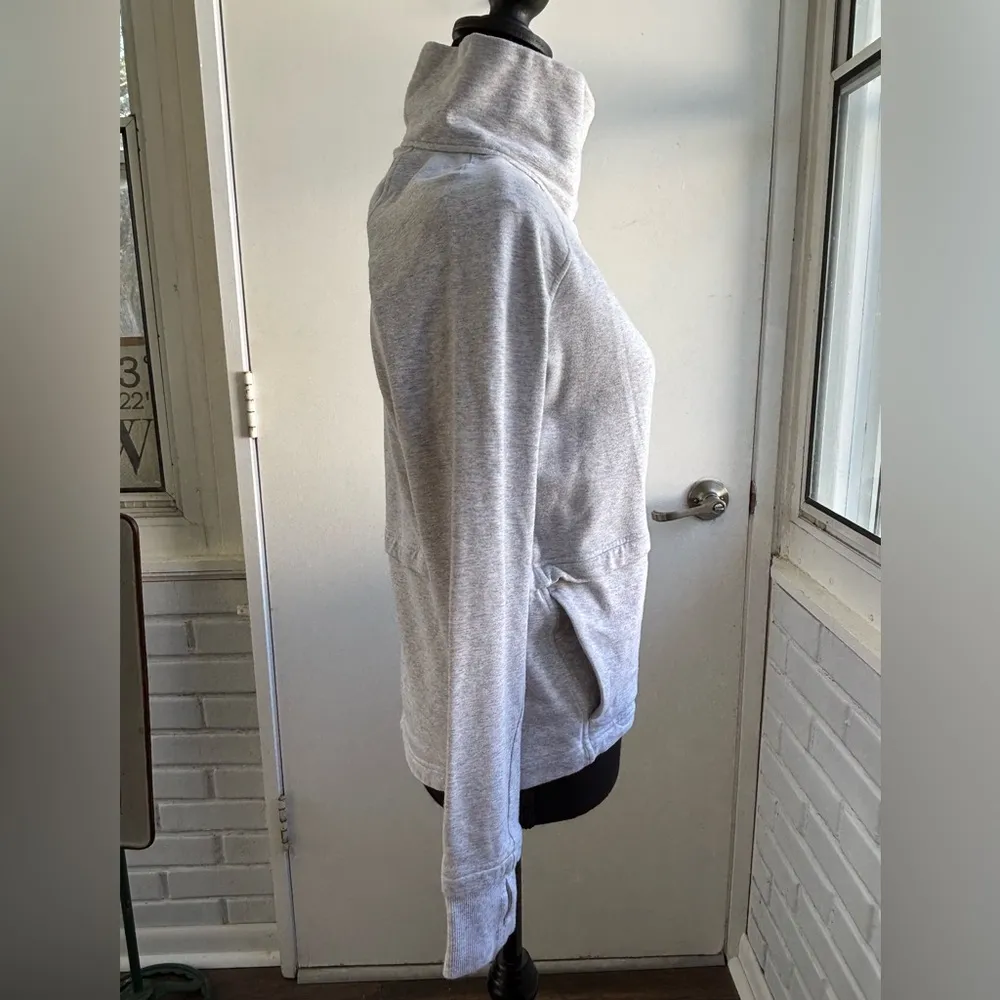 Lululemon‎ Find your Unwind Gray Pullover size 2 Athleisure streetwear yoga - Image 5