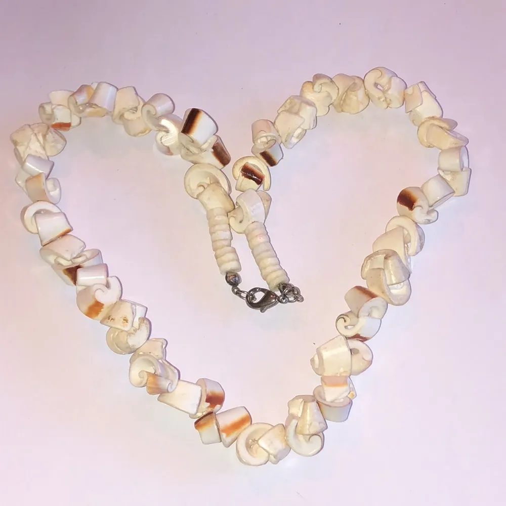 Off White Puka Shell Cut Shell Beaded Boho Retro Necklace - Image 4