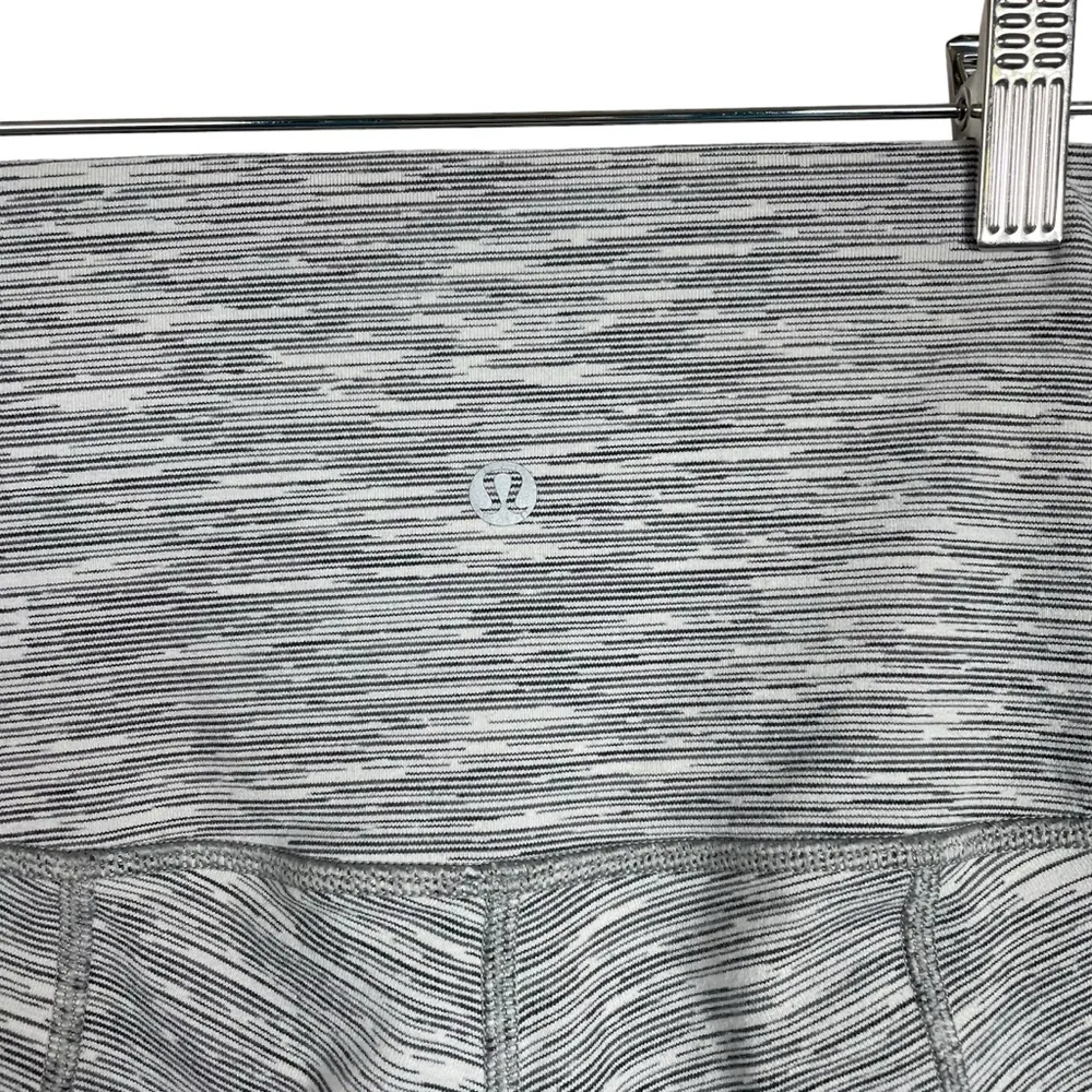 Lululemon High Rise Wunder Under Crop II Scallop in Grey/White Size 4/6 - Image 10